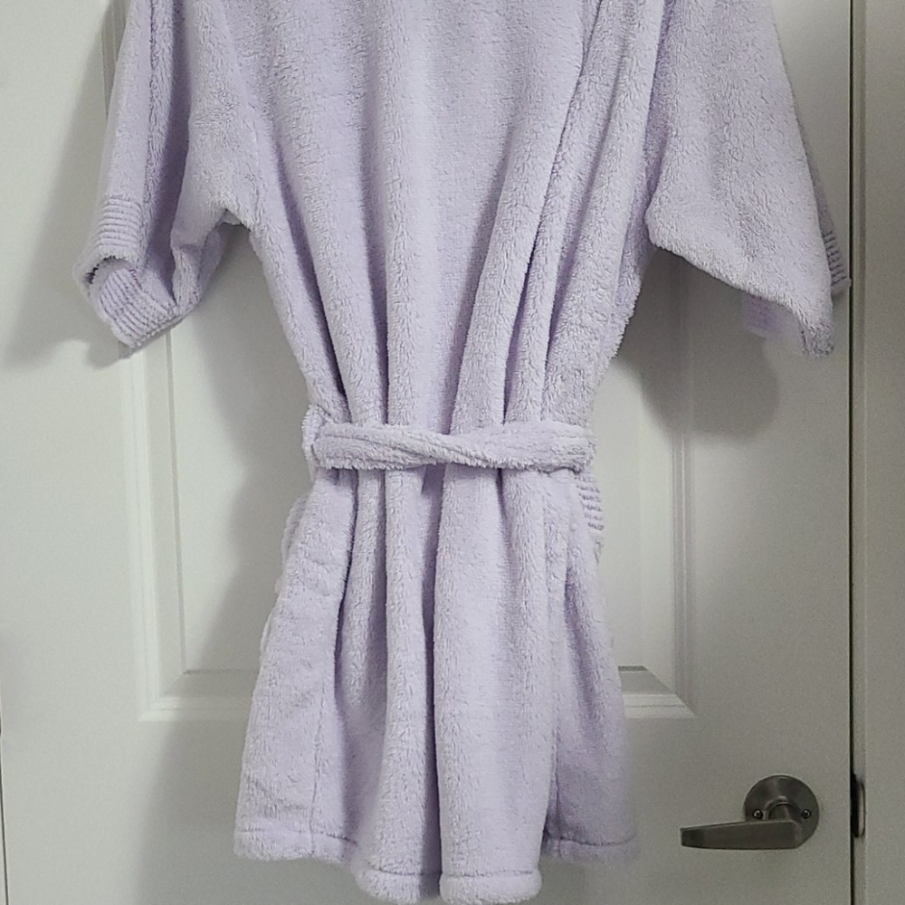 New! Plush Bath Robe & Fuzzy Socks - Picture 7 of 9